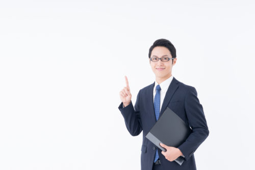 指を立てている男性