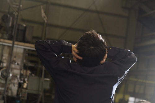 仕事も勉強もなんて無理だー！となっている作業着の男性