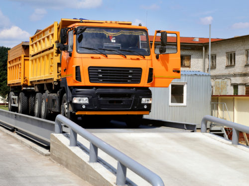 トラックスケールに乗るトラック