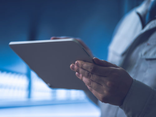 書類にチェックを入れる男性