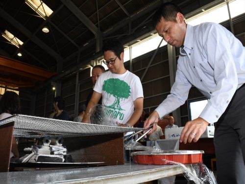 バーベキューの準備をする社員の様子