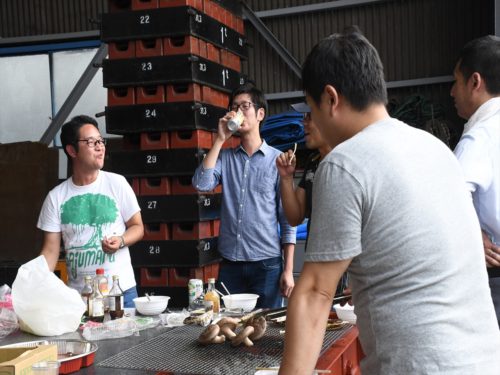 普段とは違う雰囲気の社員たち