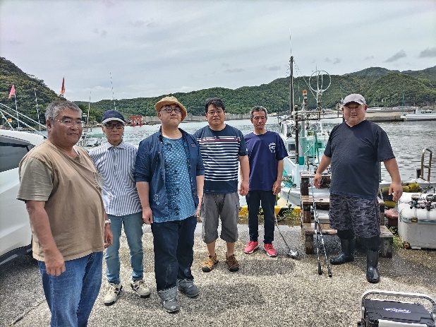 すさみ港でおっさん6人の集合写真